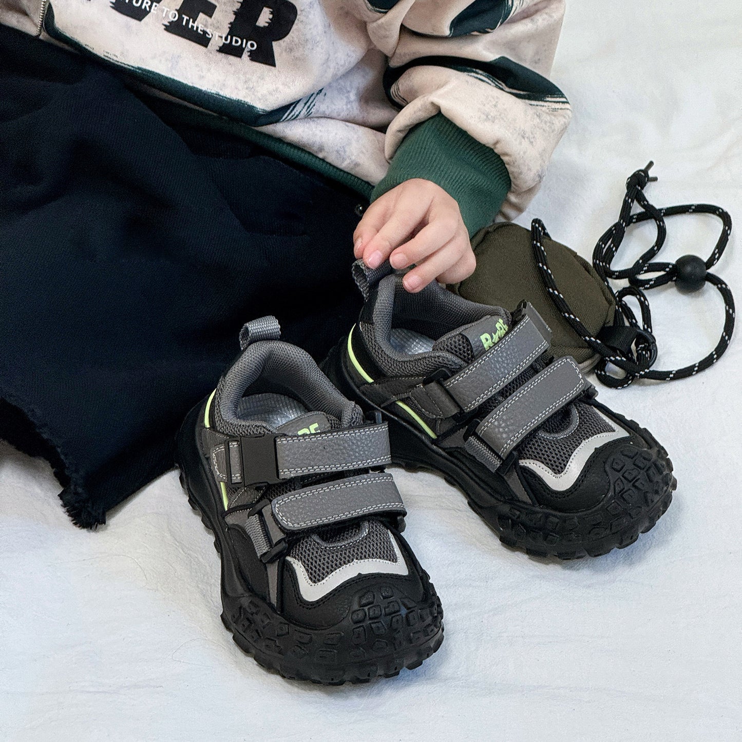 Children's Running Shoes 2026 Spring and Autumn Season Boys and Girls Lightweight Breathable Sports Shoes Soft Sole Versatile Dad Shoes Non-Slip
