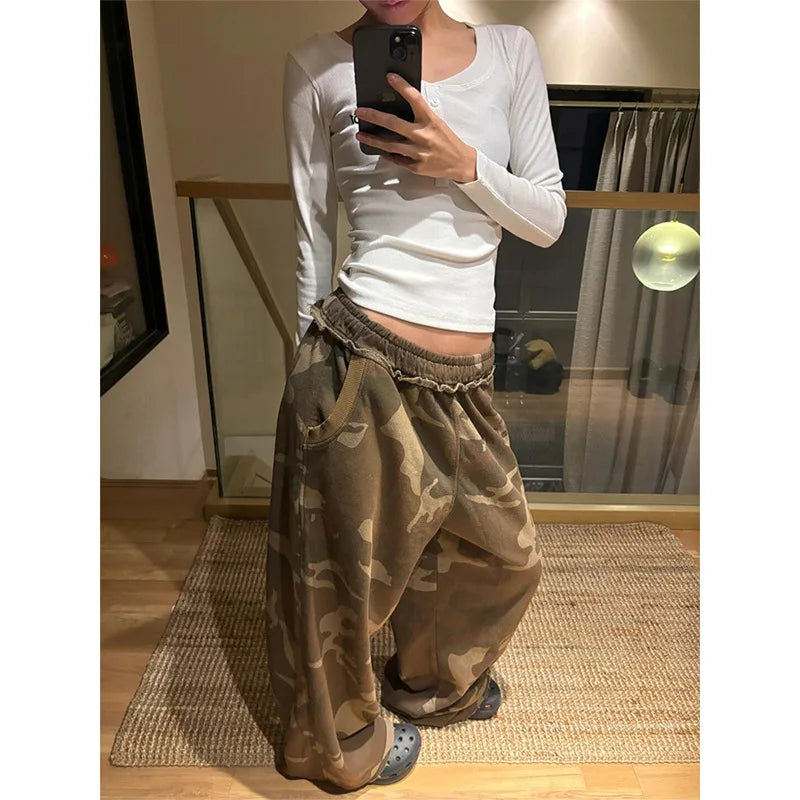 Women’s camouflage wide-leg pants with elastic waistband for casual streetwear