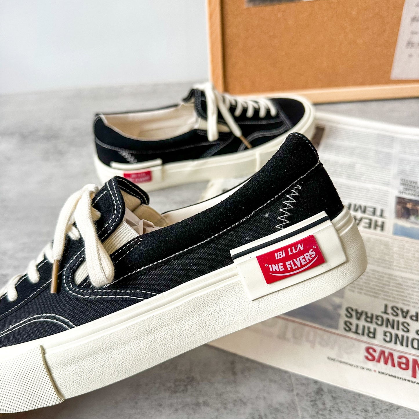 Run-11 2025 New Autumn Style Versatile Classic Canvas Shoes for Couples, Original Design Chic Black Sneakers