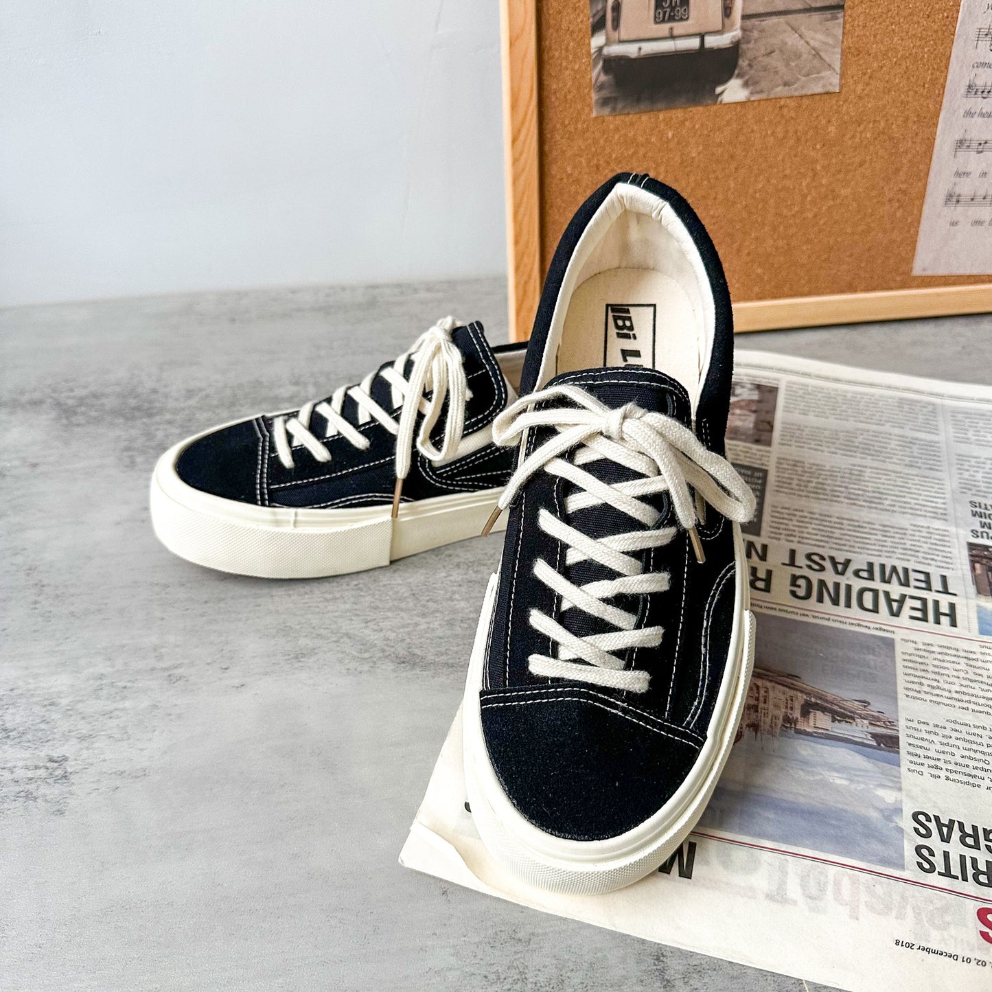 Run-11 2025 New Autumn Style Versatile Classic Canvas Shoes for Couples, Original Design Chic Black Sneakers