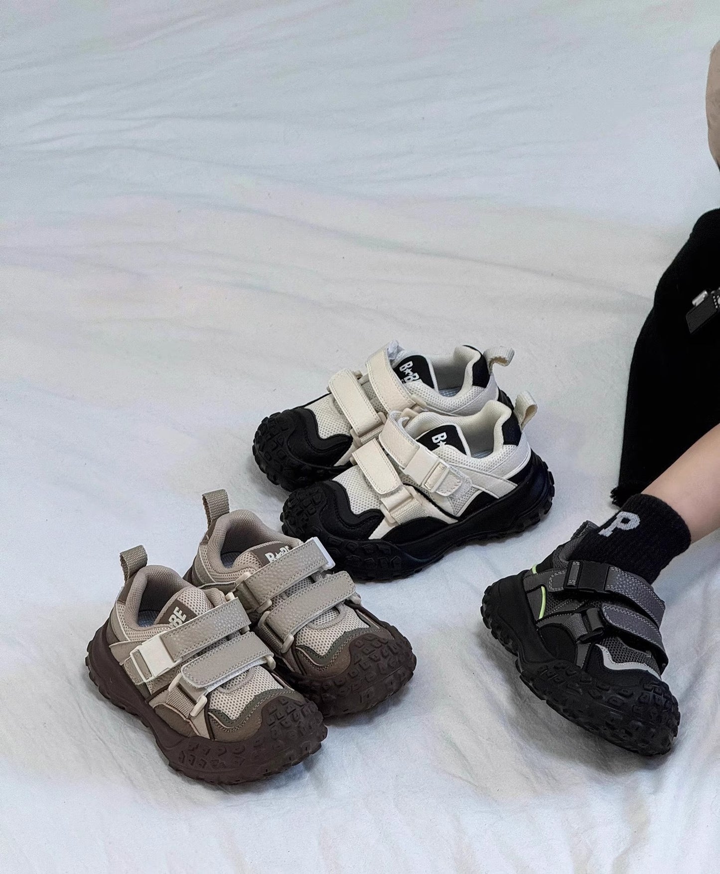 Children's Running Shoes 2026 Spring and Autumn Season Boys and Girls Lightweight Breathable Sports Shoes Soft Sole Versatile Dad Shoes Non-Slip