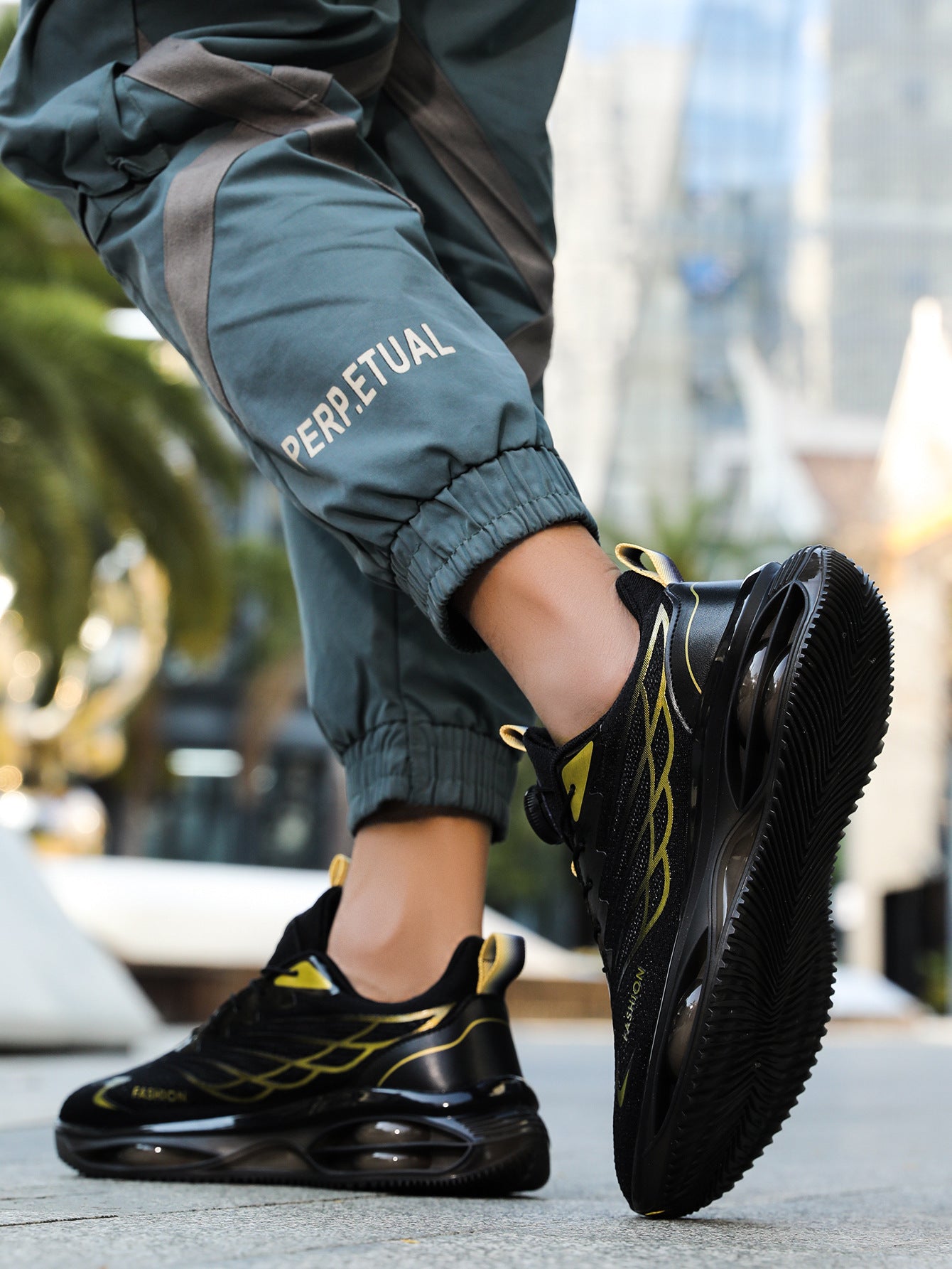 Men's Shoes 2025 New Autum Breathable Running Shock-Absorbing Trendy Shoes Swivel Buckle Mesh Casual Shoes Youth Sports Trend