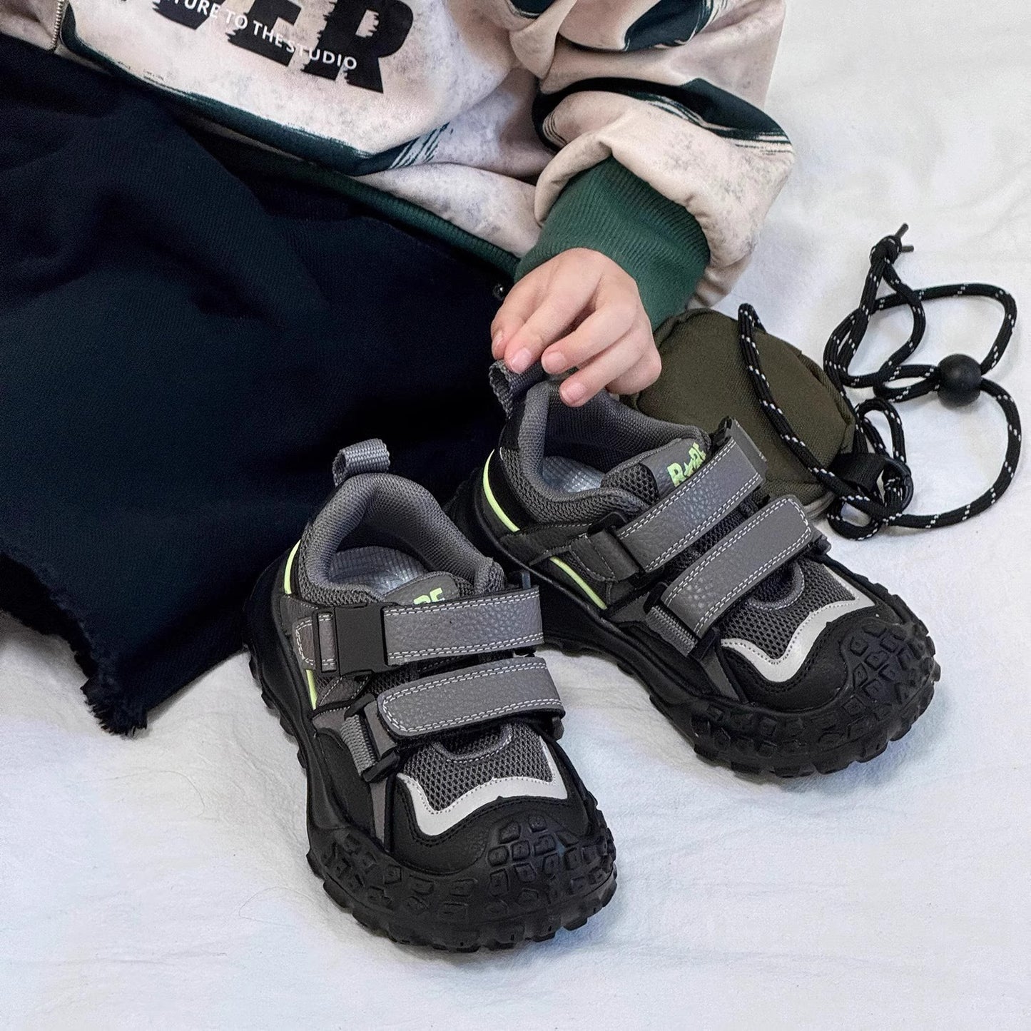 Children's Running Shoes 2026 Spring and Autumn Season Boys and Girls Lightweight Breathable Sports Shoes Soft Sole Versatile Dad Shoes Non-Slip