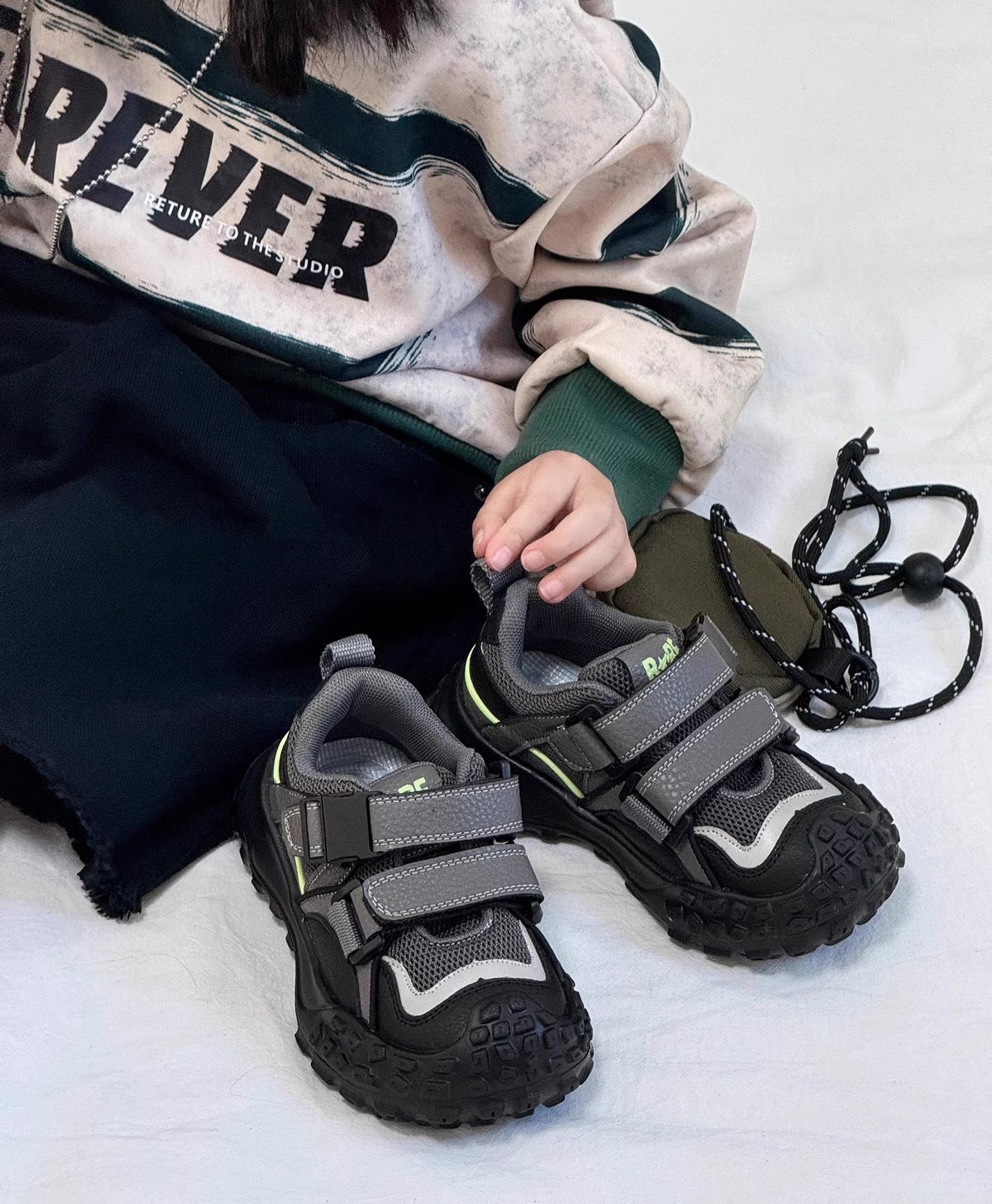 Children's Running Shoes 2026 Spring and Autumn Season Boys and Girls Lightweight Breathable Sports Shoes Soft Sole Versatile Dad Shoes Non-Slip