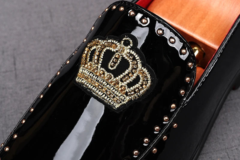 Fashion Men's Black Rivet Embroidery Patent Leather Oxford Flats Casual Shoes Male Homecoming Wedding Dress Zapatillas Hombre