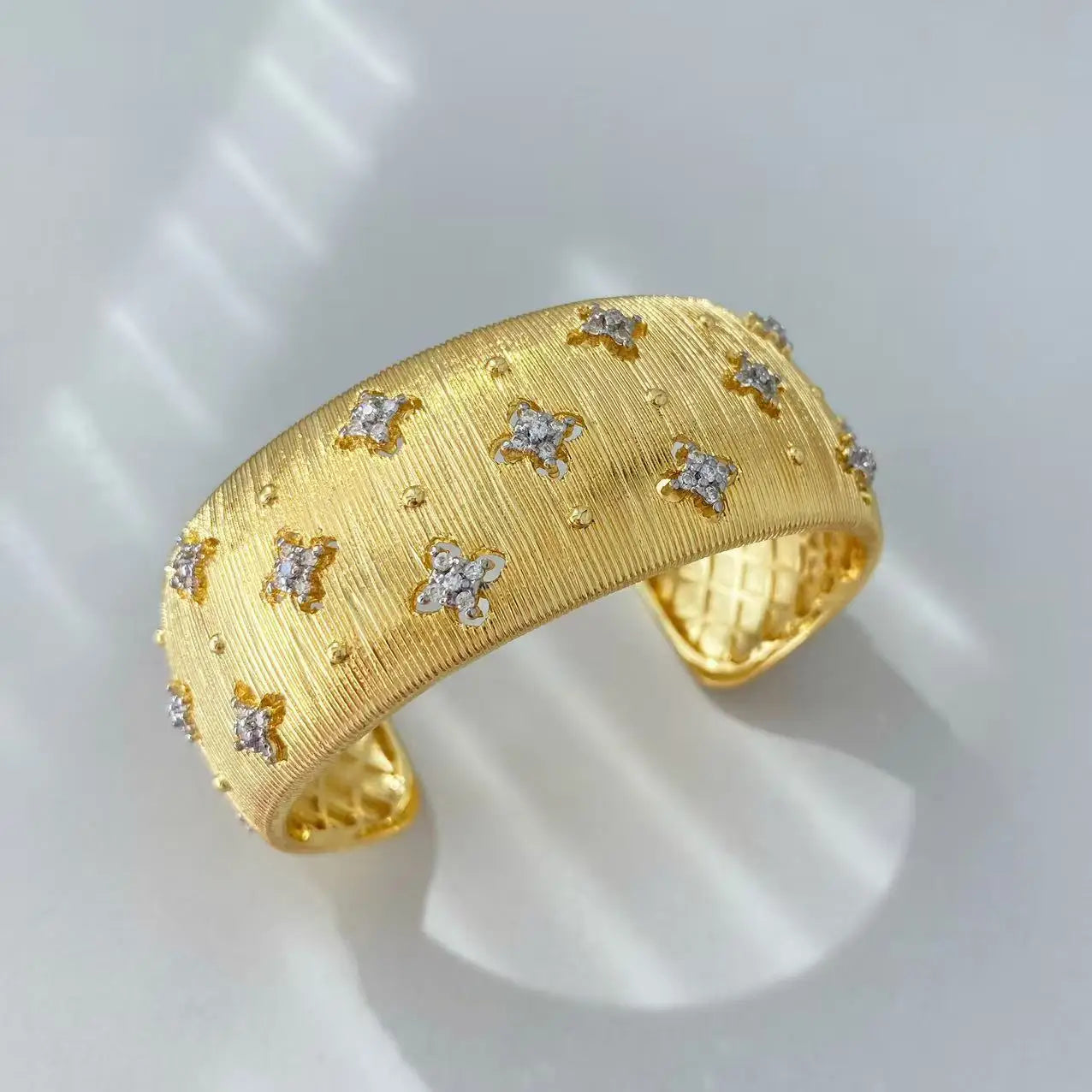 European and American Light Luxury Style 18K Gold Texture Inlaid Diamond Flower Brushed Bangles and Rings Set