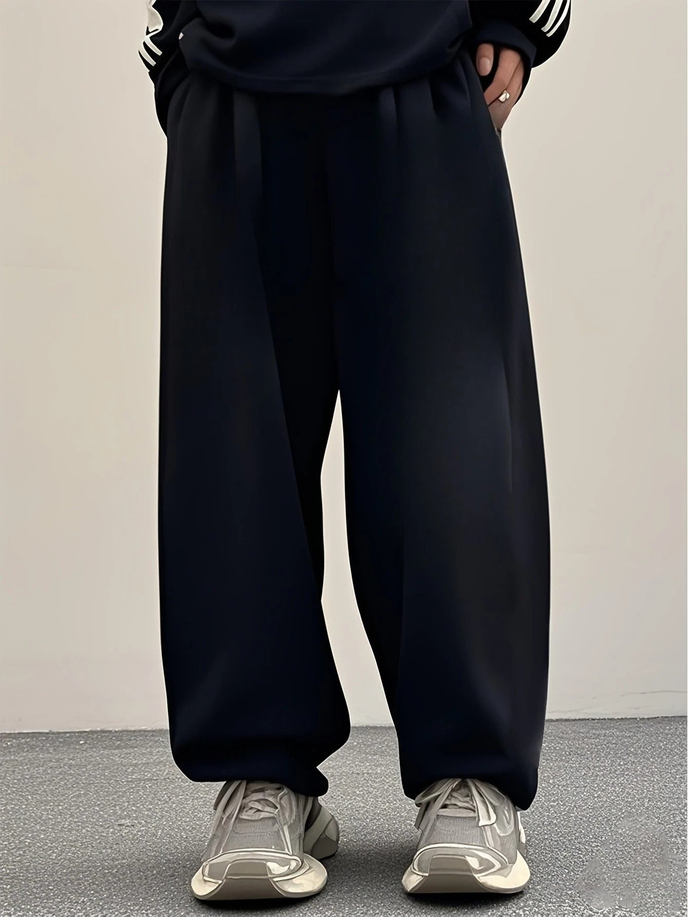 Men's ultra-loose sports trousers. Light grey, casual straight-leg design, high-quality fabric and simple style. streetwear men