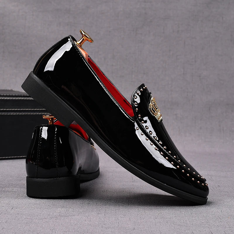 Fashion Men's Black Rivet Embroidery Patent Leather Oxford Flats Casual Shoes Male Homecoming Wedding Dress Zapatillas Hombre
