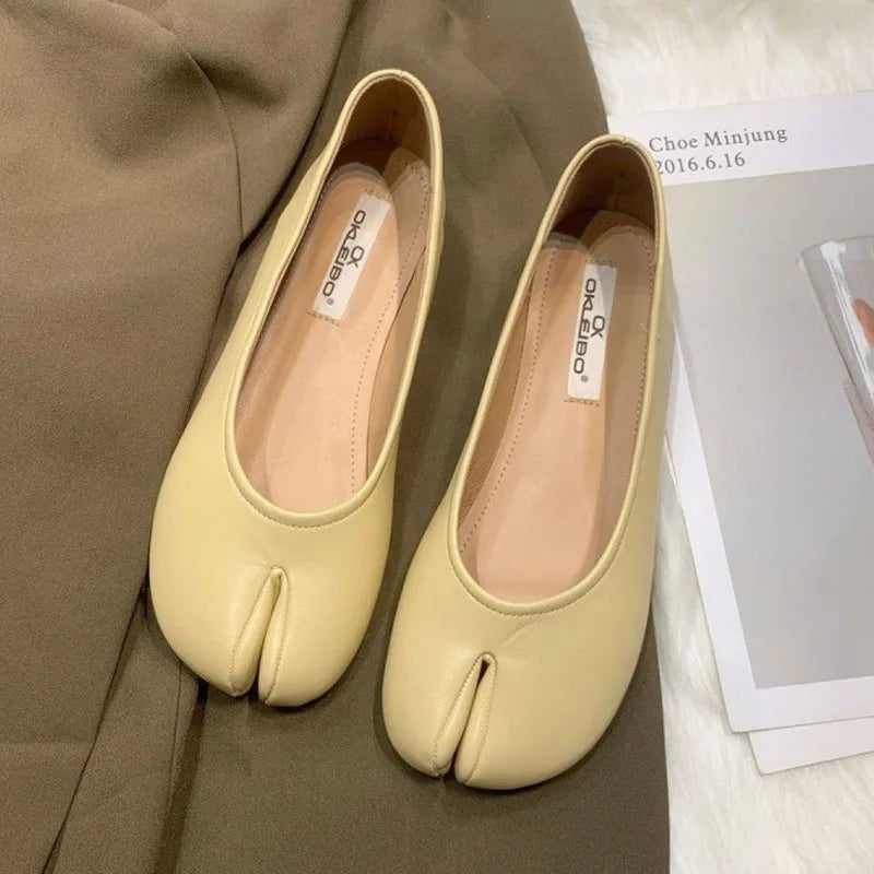 New Women Tabi Shoes Fashion Pumps Slip-on Casual Shoes Soft Leather Soles Flats Comfortable Split-toe Shoes Lady Retro Loafers