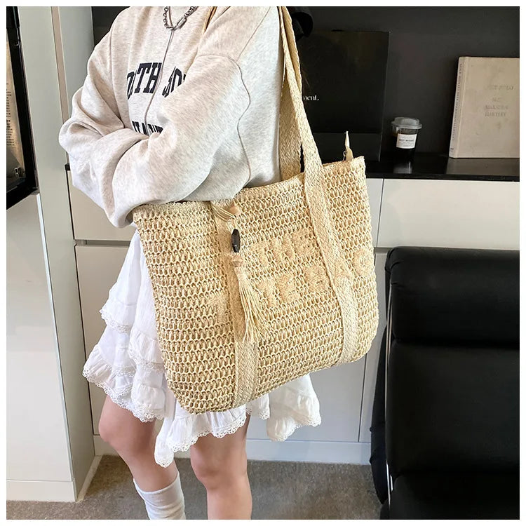 Straw woven bag, women's new versatile large capacity commuting tote bag, fashionable and stylish vacation bag
