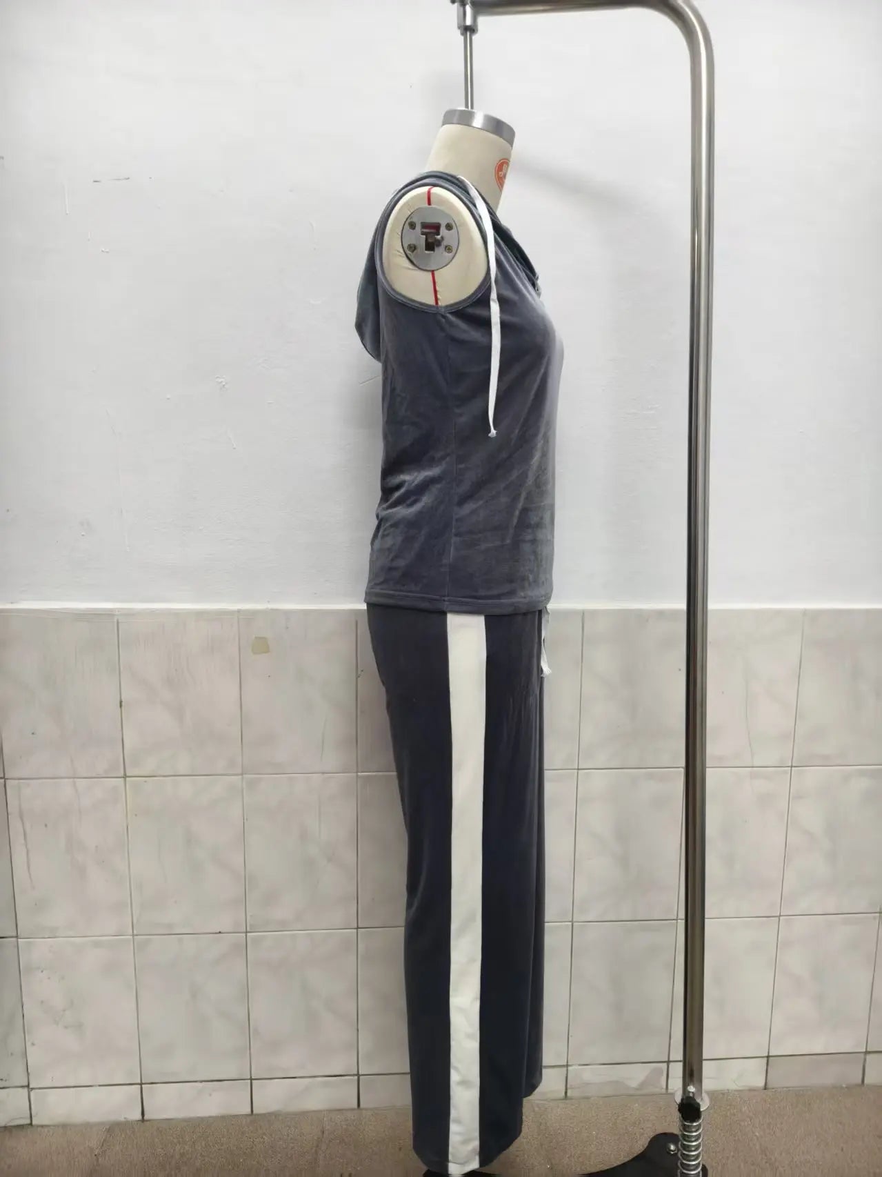Casual Summer Trousers Set Fashionable Solid Color Loose Gold Velvet Sleeveless Hooded Top Lace-up Trousers Sports Two-piece Set