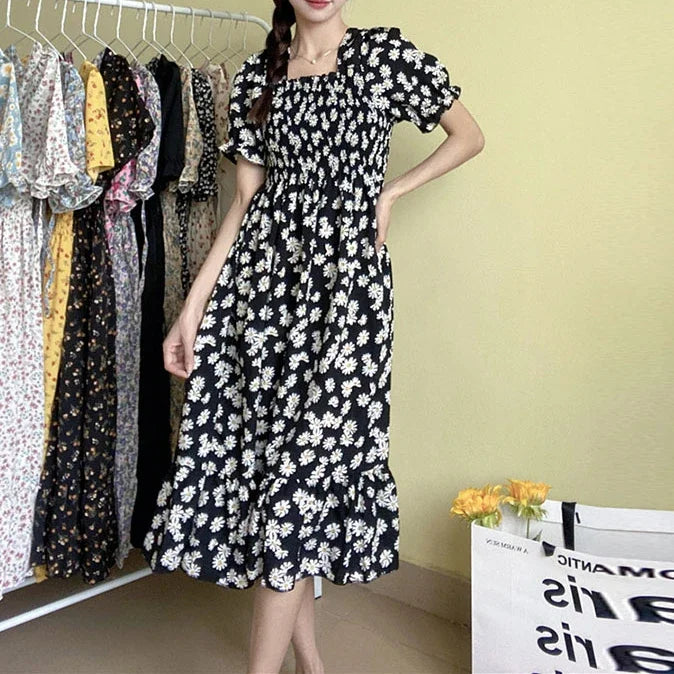 Women's floral print chiffon dress with short sleeves and elastic waist, black with white daisies.