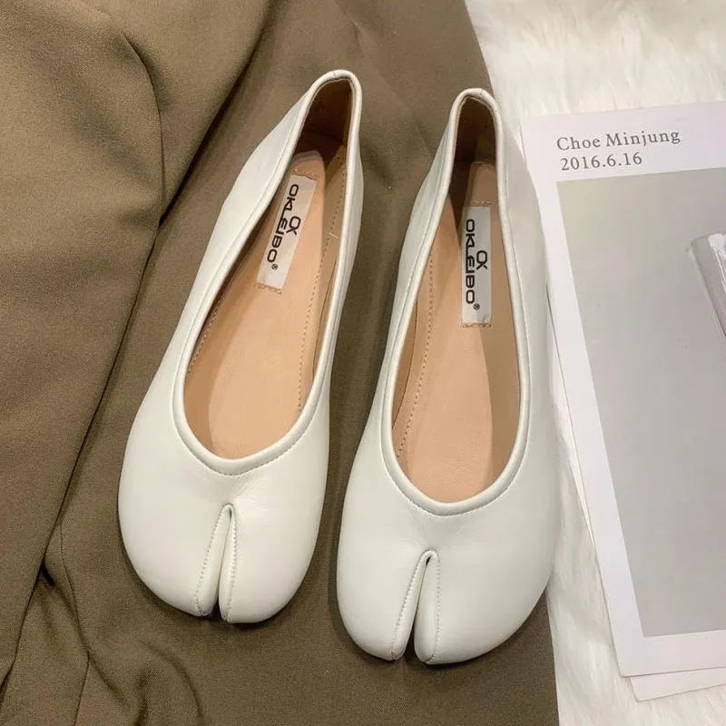 New Women Tabi Shoes Fashion Pumps Slip-on Casual Shoes Soft Leather Soles Flats Comfortable Split-toe Shoes Lady Retro Loafers