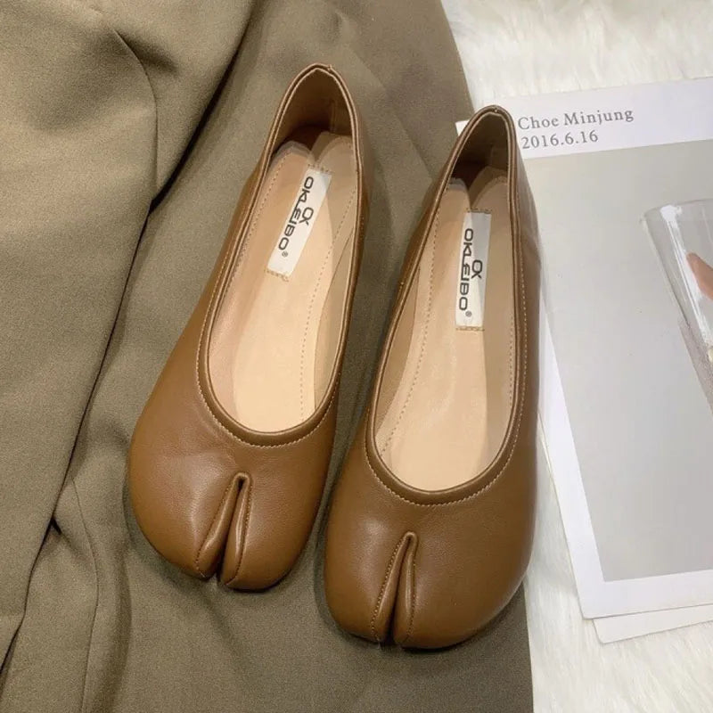 New Women Tabi Shoes Fashion Pumps Slip-on Casual Shoes Soft Leather Soles Flats Comfortable Split-toe Shoes Lady Retro Loafers