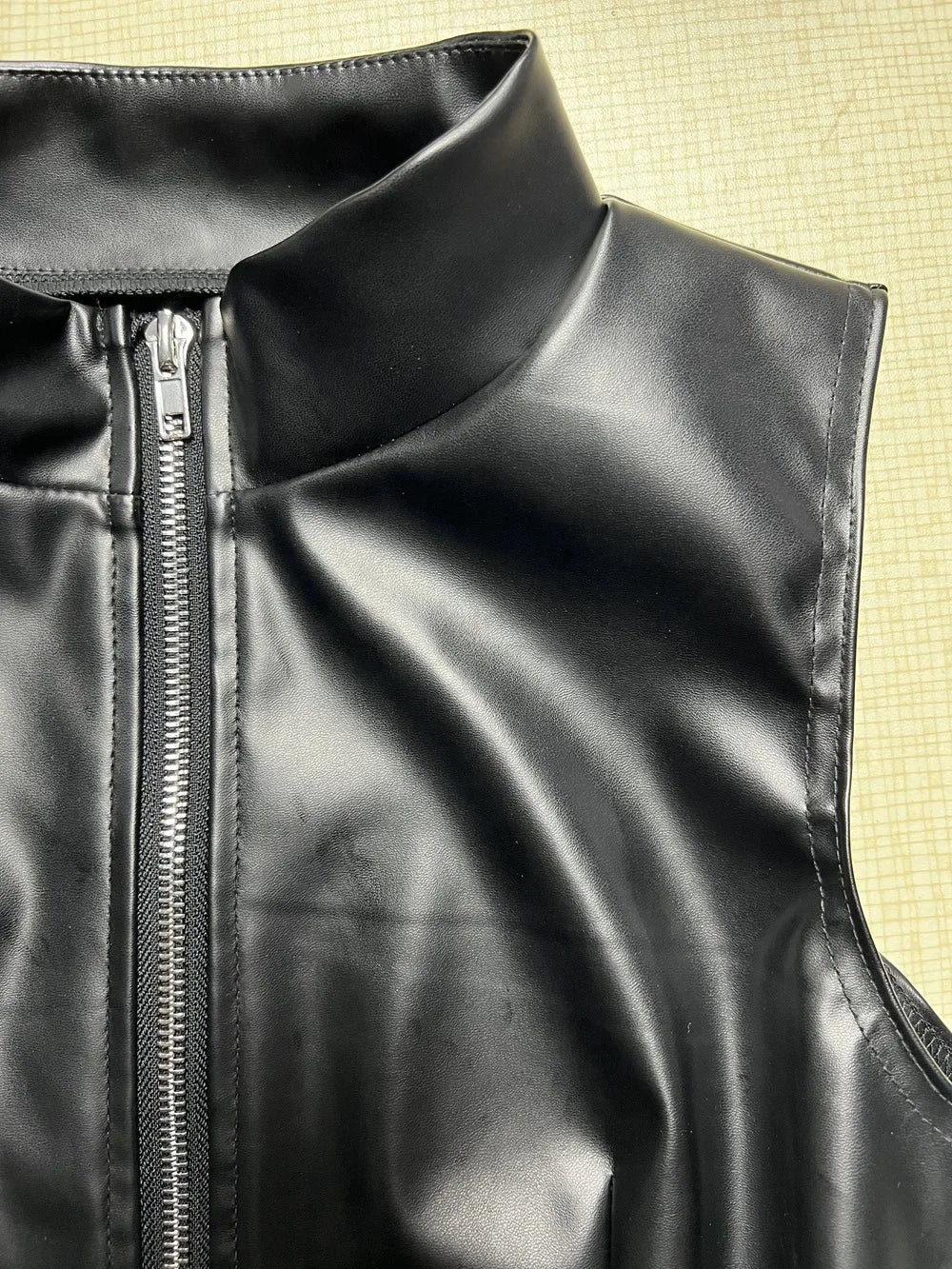 European and American style 2025 autumn new women's clothing fashion stand-up collar sexy backless slim PU small vest women