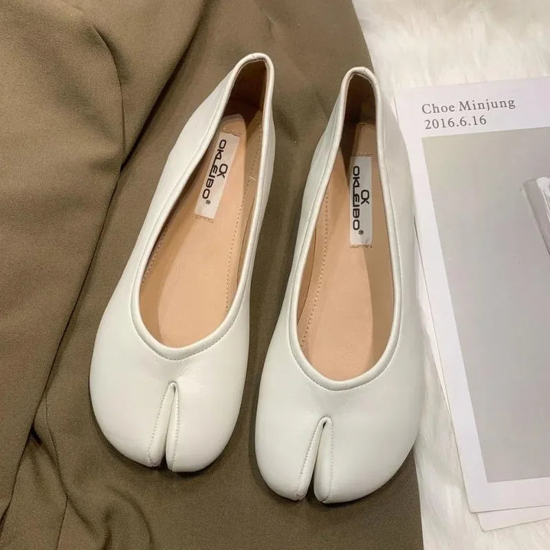 New Women Tabi Shoes Fashion Pumps Slip-on Casual Shoes Soft Leather Soles Flats Comfortable Split-toe Shoes Lady Retro Loafers