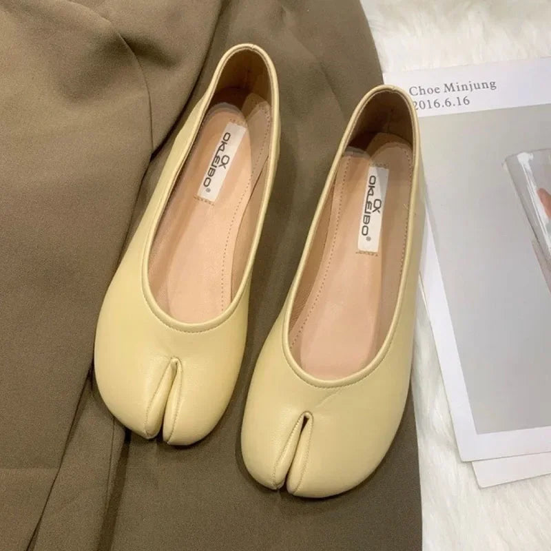 New Women Tabi Shoes Fashion Pumps Slip-on Casual Shoes Soft Leather Soles Flats Comfortable Split-toe Shoes Lady Retro Loafers