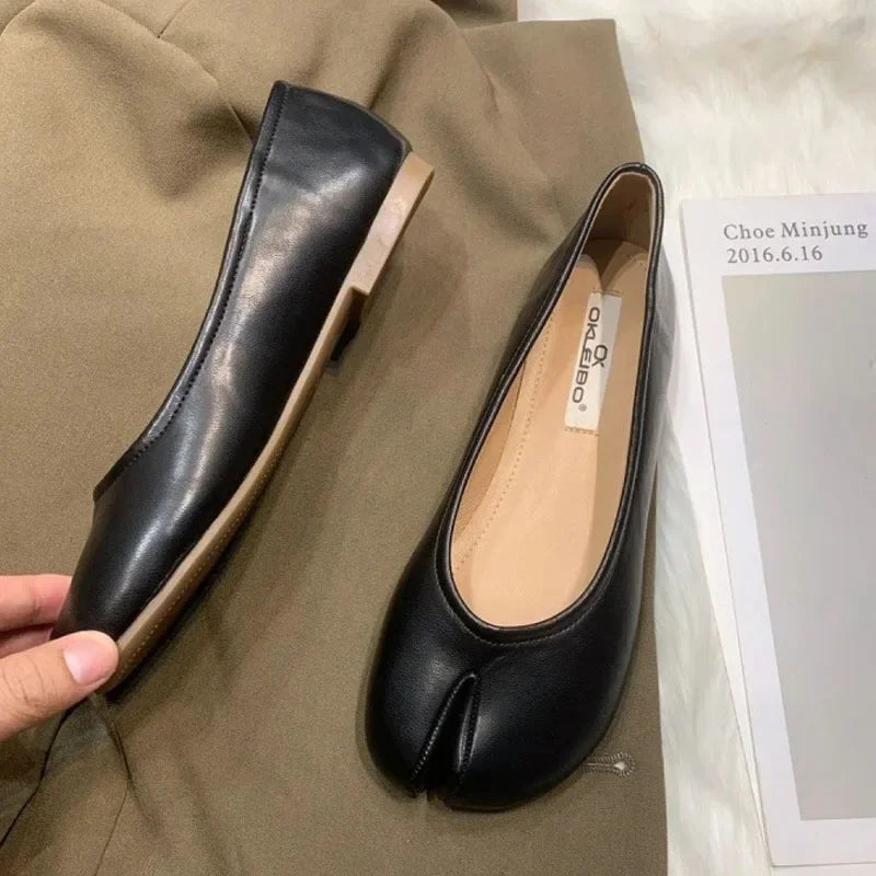 New Women Tabi Shoes Fashion Pumps Slip-on Casual Shoes Soft Leather Soles Flats Comfortable Split-toe Shoes Lady Retro Loafers
