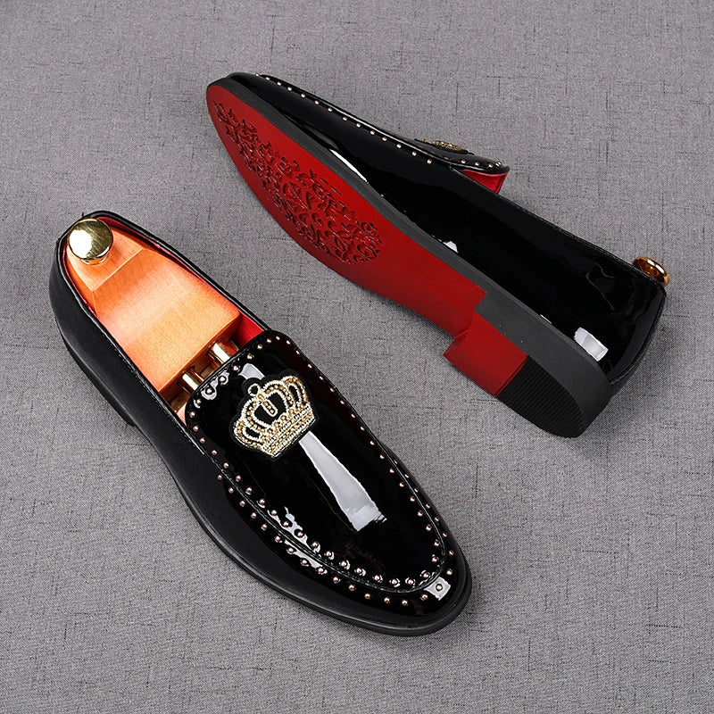 Fashion Men's Black Rivet Embroidery Patent Leather Oxford Flats Casual Shoes Male Homecoming Wedding Dress Zapatillas Hombre
