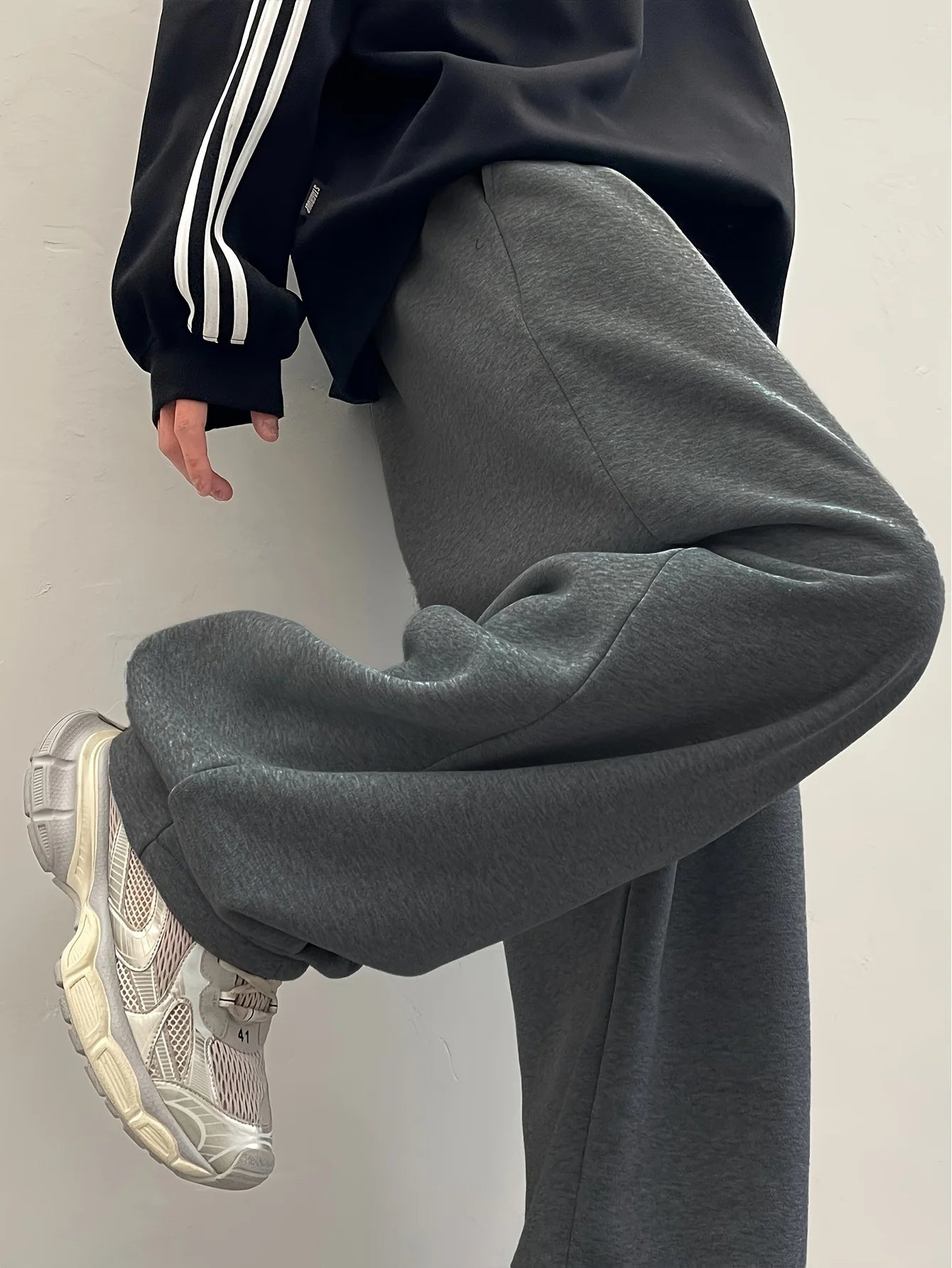 Men's ultra-loose sports trousers. Light grey, casual straight-leg design, high-quality fabric and simple style. streetwear men