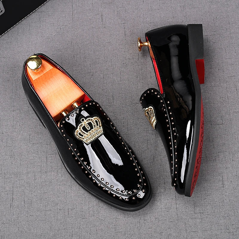 Fashion Men's Black Rivet Embroidery Patent Leather Oxford Flats Casual Shoes Male Homecoming Wedding Dress Zapatillas Hombre