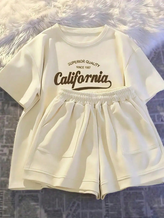 Printed girls' summer set, short sleeved T-shirt paired with casual shorts, stylish design, suitable for outdoor activities.