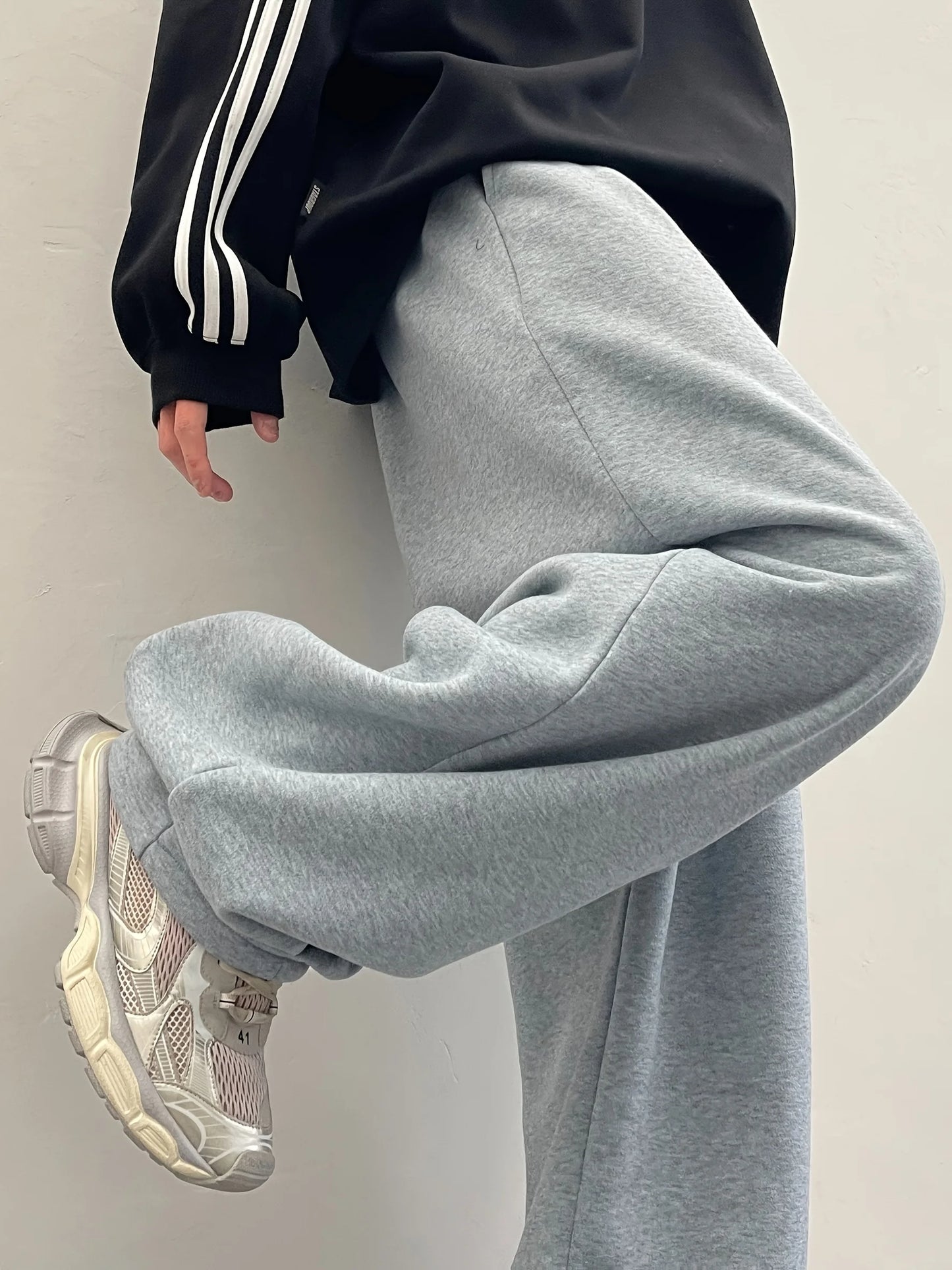 Men's ultra-loose sports trousers. Light grey, casual straight-leg design, high-quality fabric and simple style. streetwear men