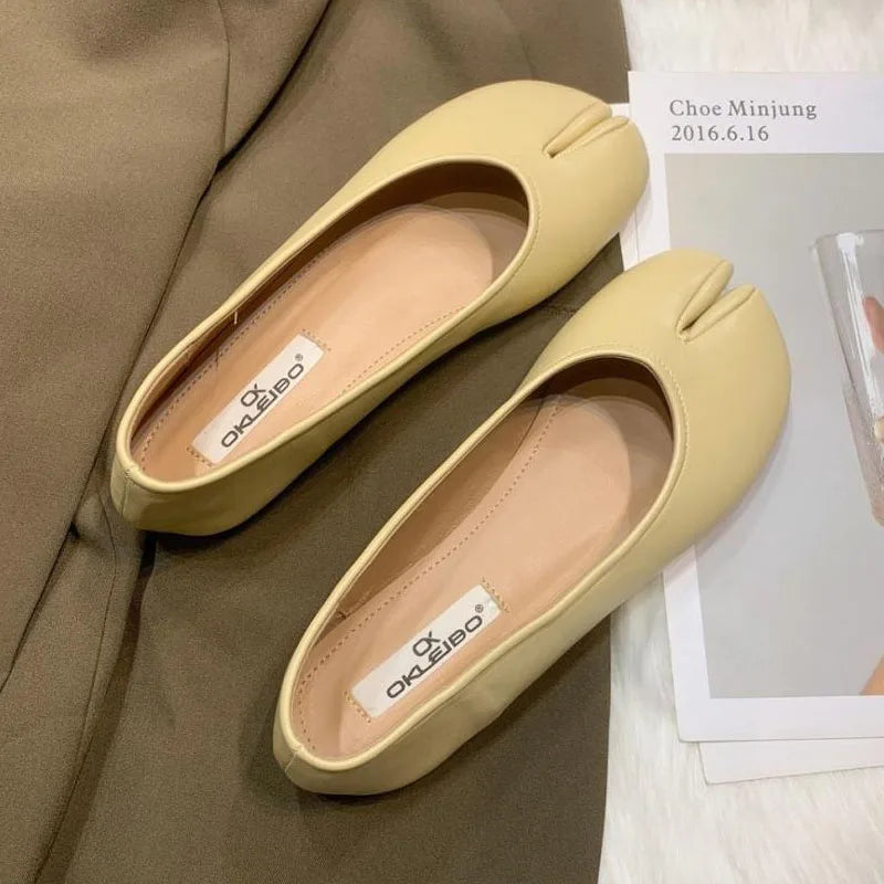 New Women Tabi Shoes Fashion Pumps Slip-on Casual Shoes Soft Leather Soles Flats Comfortable Split-toe Shoes Lady Retro Loafers