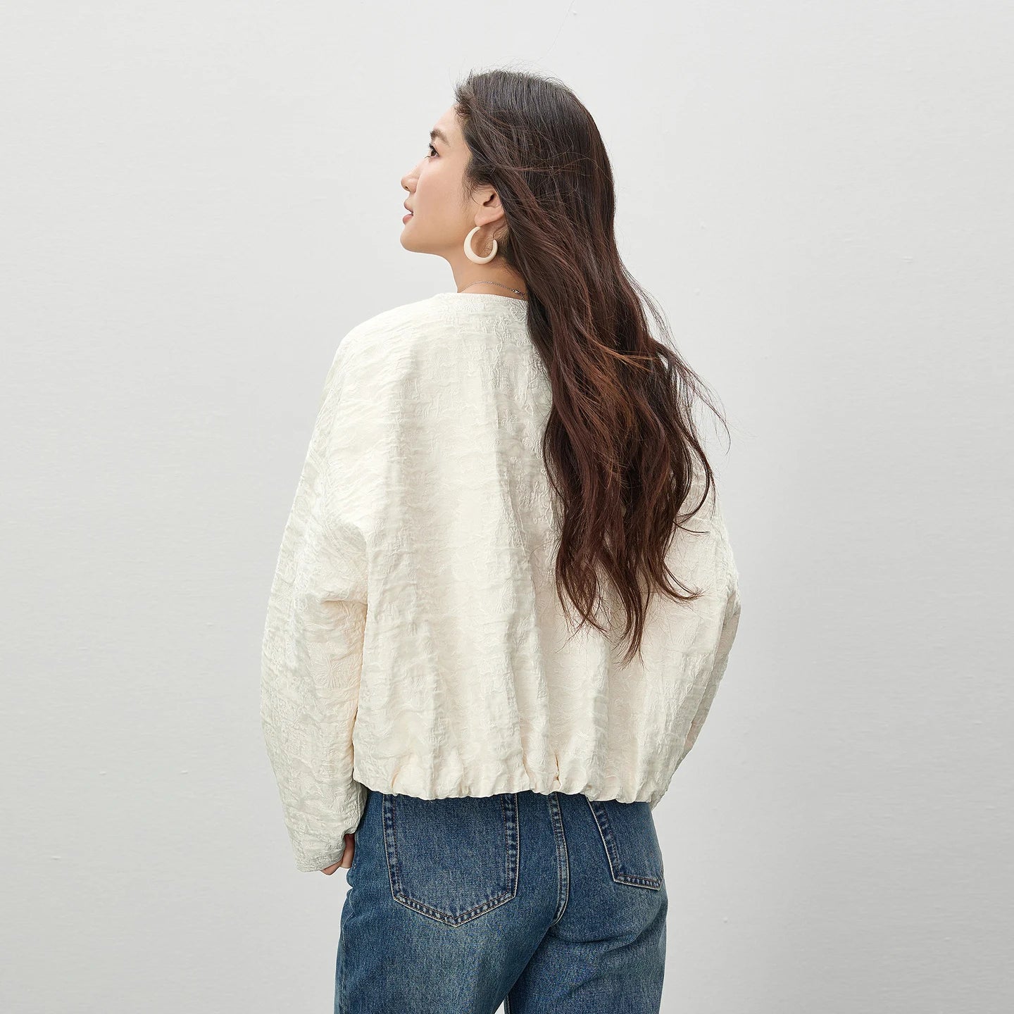 SENTUBILA Women's Loose Cropped Jacket 2026 Spring New Minimalist Round Neck 3D Embossed Jacquard Textured Zipper Coat 161WB6323