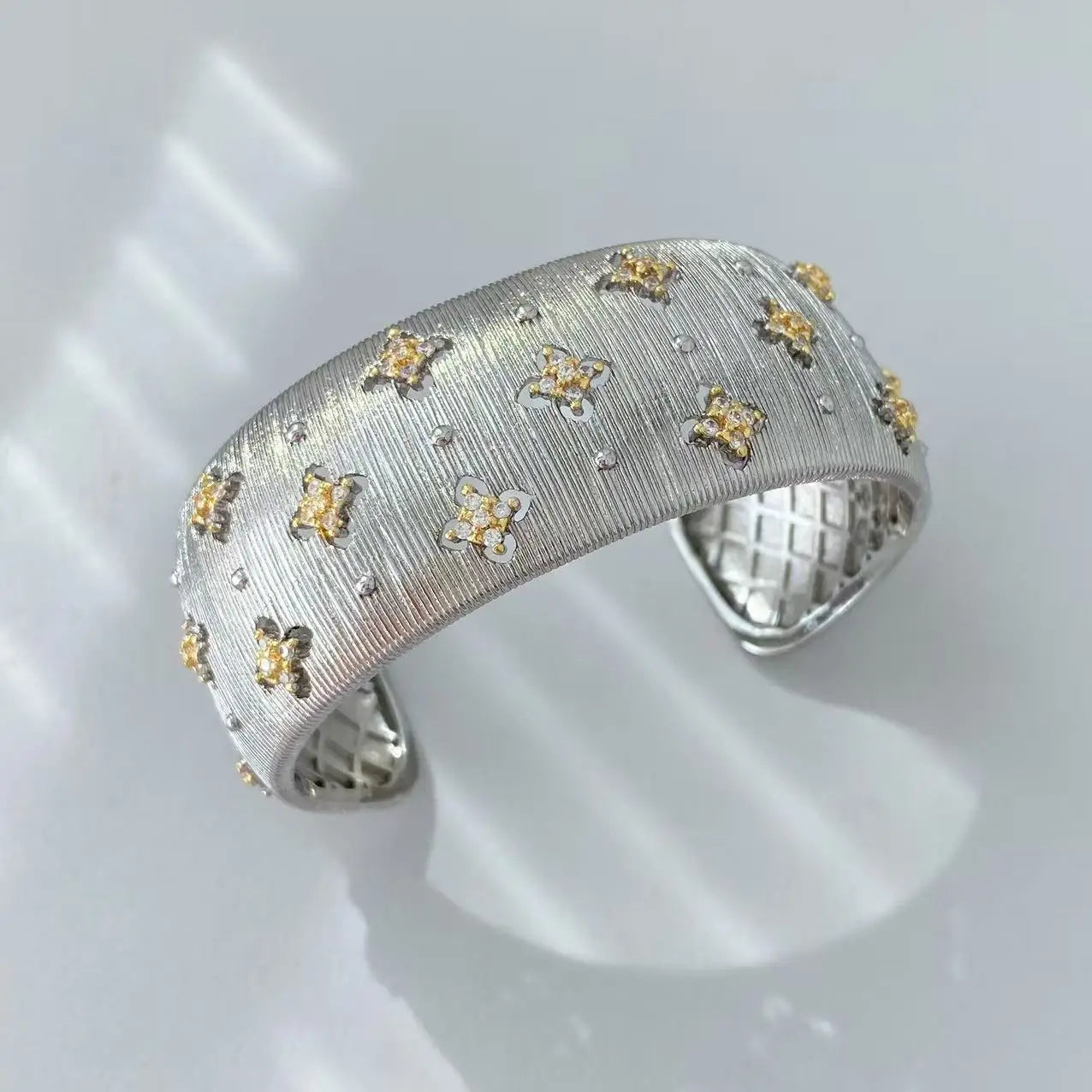 European and American Light Luxury Style 18K Gold Texture Inlaid Diamond Flower Brushed Bangles and Rings Set