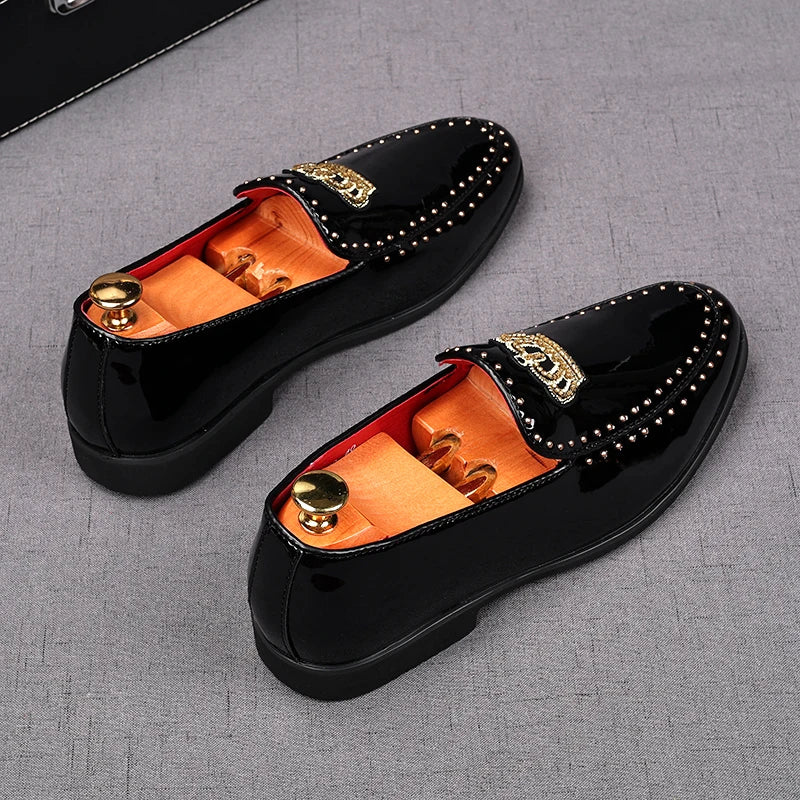 Fashion Men's Black Rivet Embroidery Patent Leather Oxford Flats Casual Shoes Male Homecoming Wedding Dress Zapatillas Hombre