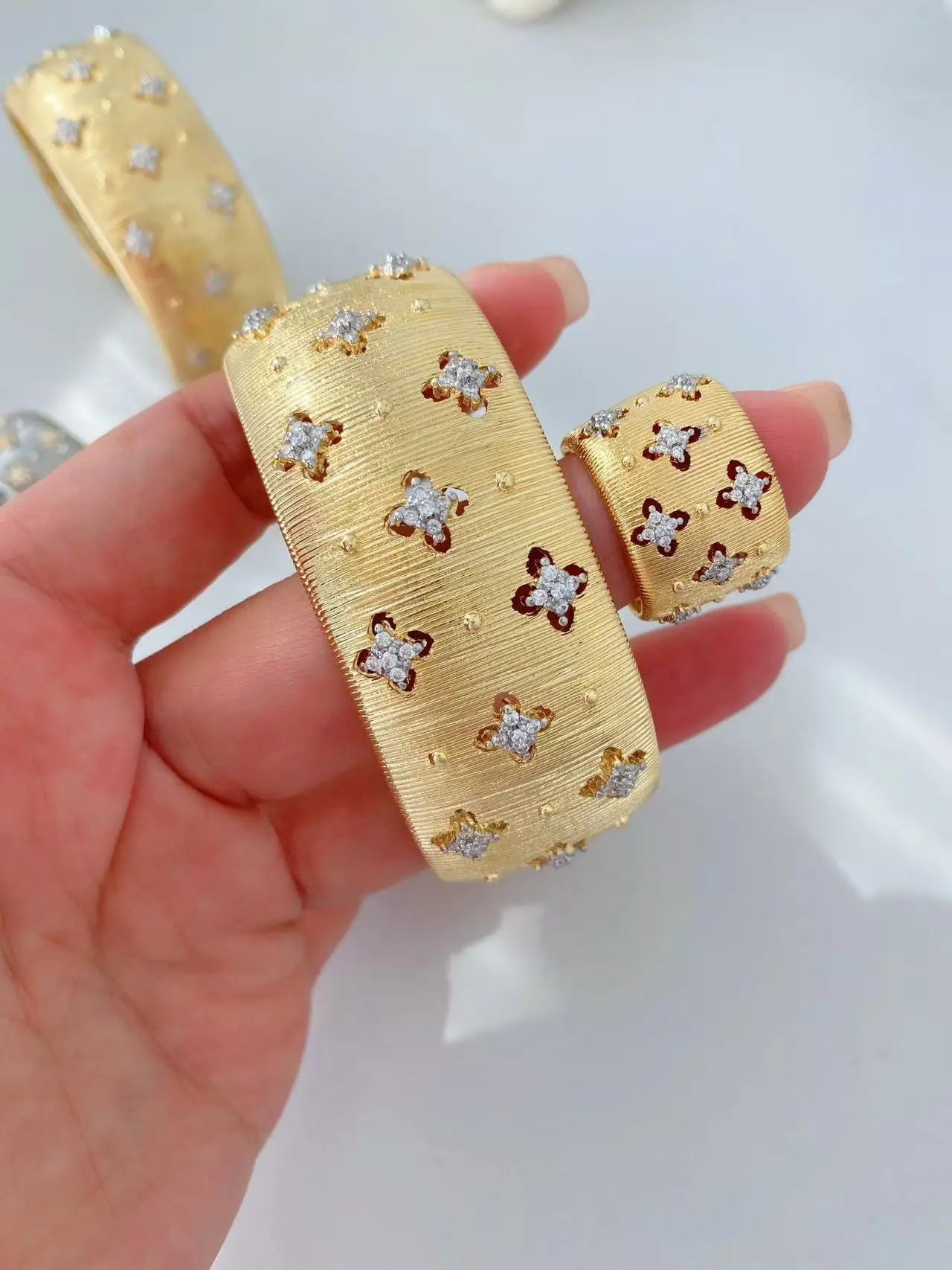 European and American Light Luxury Style 18K Gold Texture Inlaid Diamond Flower Brushed Bangles and Rings Set