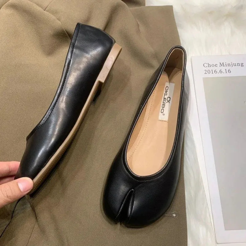 New Women Tabi Shoes Fashion Pumps Slip-on Casual Shoes Soft Leather Soles Flats Comfortable Split-toe Shoes Lady Retro Loafers