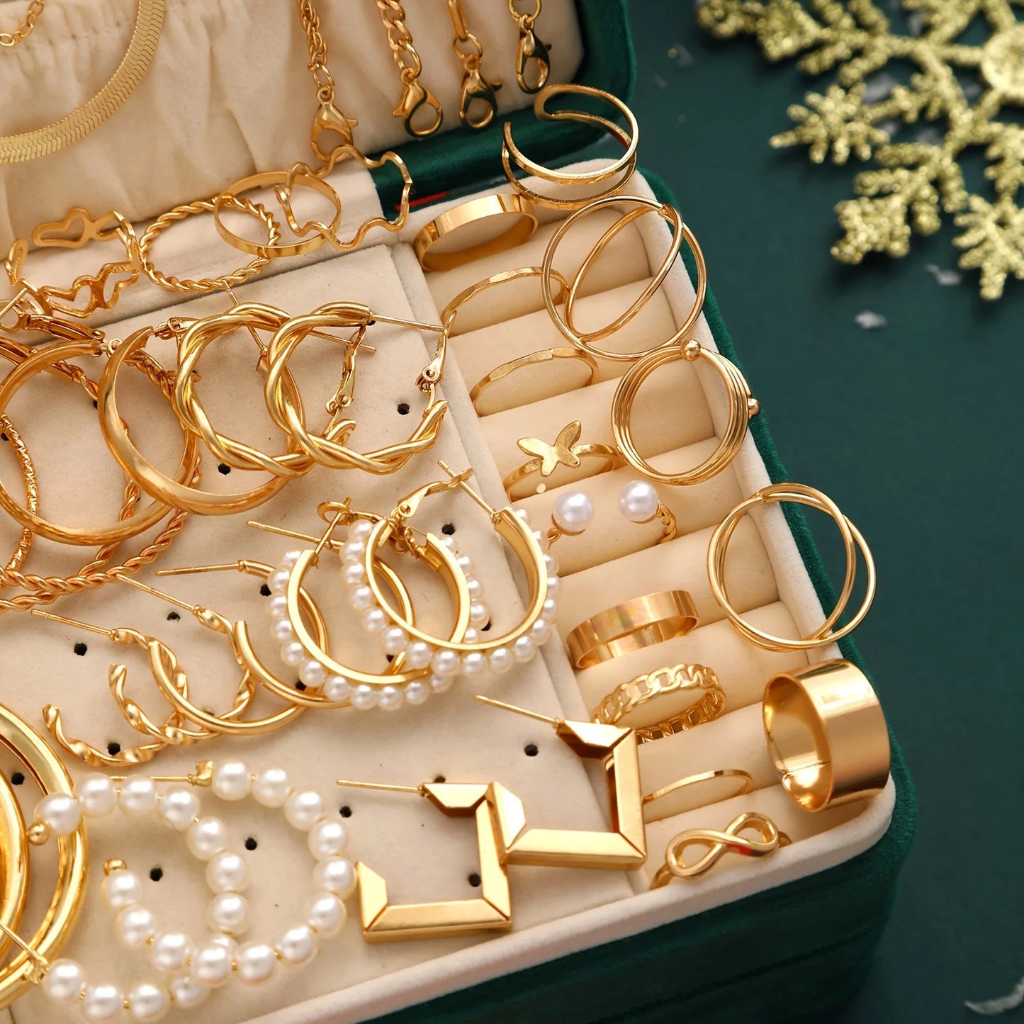 54 piece set of fashionable and luxurious vintage rings, earrings, heart-shaped necklaces, bracelets, and multiple jewelry sets