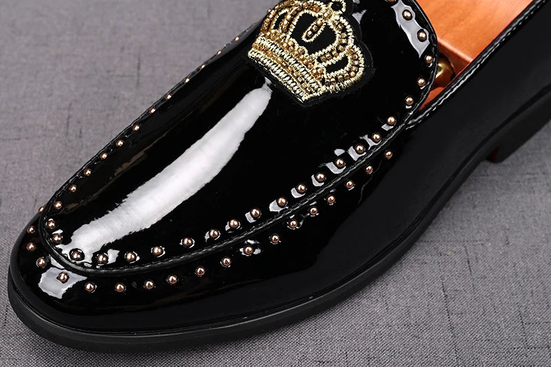Fashion Men's Black Rivet Embroidery Patent Leather Oxford Flats Casual Shoes Male Homecoming Wedding Dress Zapatillas Hombre