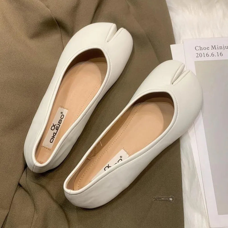 New Women Tabi Shoes Fashion Pumps Slip-on Casual Shoes Soft Leather Soles Flats Comfortable Split-toe Shoes Lady Retro Loafers