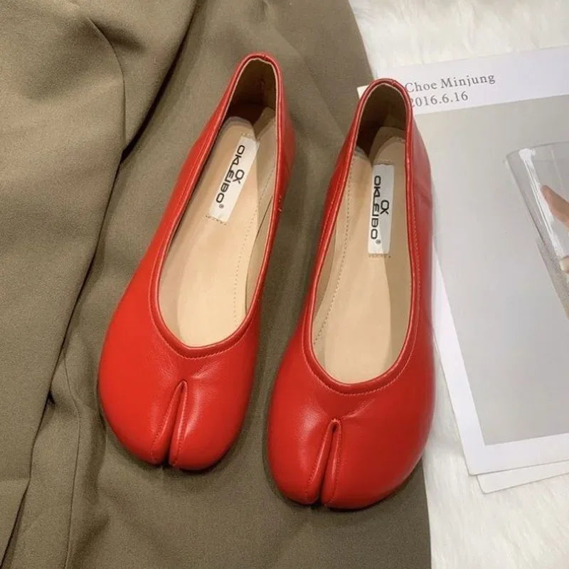 New Women Tabi Shoes Fashion Pumps Slip-on Casual Shoes Soft Leather Soles Flats Comfortable Split-toe Shoes Lady Retro Loafers