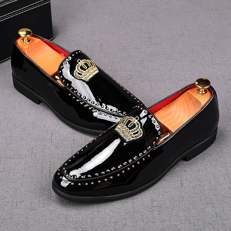 Fashion Men's Black Rivet Embroidery Patent Leather Oxford Flats Casual Shoes Male Homecoming Wedding Dress Zapatillas Hombre