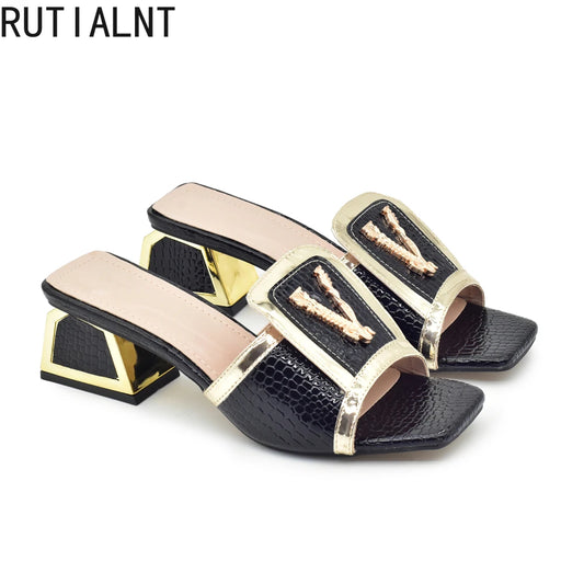 Latest Luxury Designer High Heels Sandals Women Open Toe Pumps Patent Leather Ladies Shoes and Sandals Decorated with Appliques